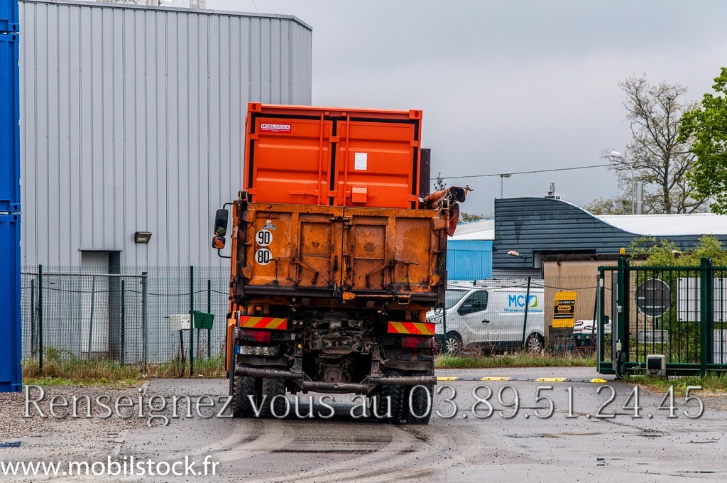 conteneur 8' dans camion benne