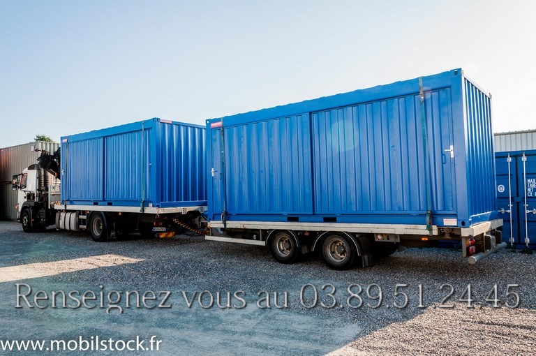 Conteneur chargé sur camion grue