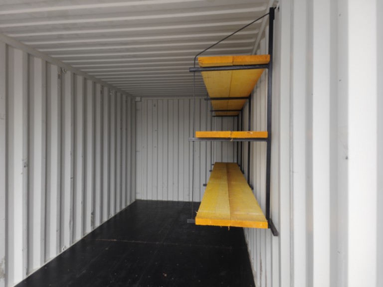 Détail des 4 supports en acier robustes pour étagères amovibles, conçus pour une charge maximale de 250 kg par support.