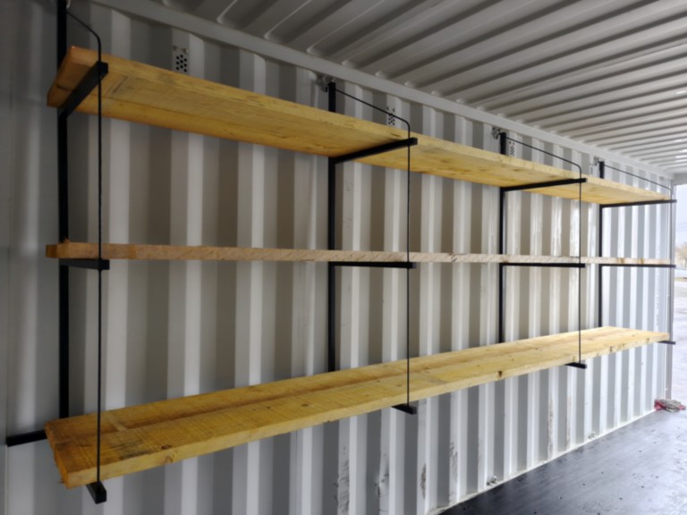 Système d’accrochage direct des étagères sur les anneaux en D du conteneur, sans soudure ni perçage. 