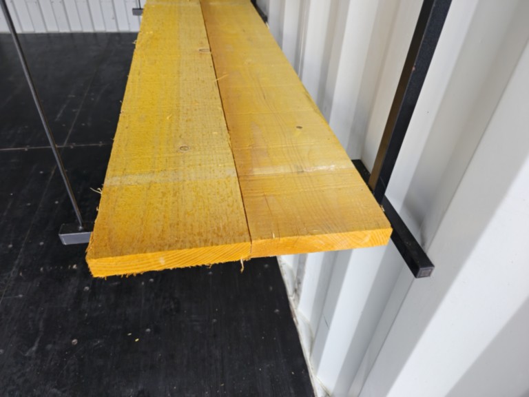 Étagères amovibles en acier chargées de matériel lourd, idéales pour chantiers, ateliers mobiles ou stockage professionnel.