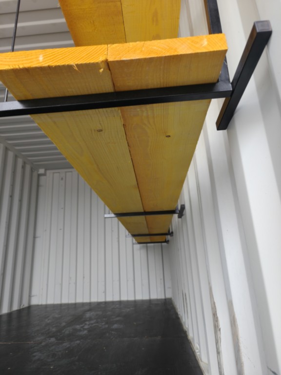 Conteneur maritime 20 pieds équipé d’étagères amovibles, prêt pour livraison en camion grue.