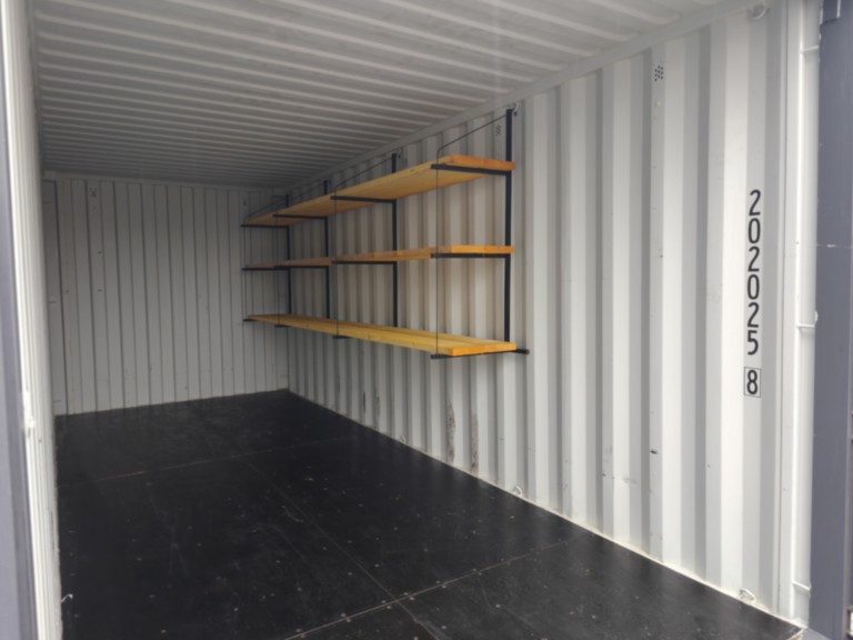 Équipe professionnelle montant les étagères amovibles en atelier à Richwiller, avant livraison clé en main.