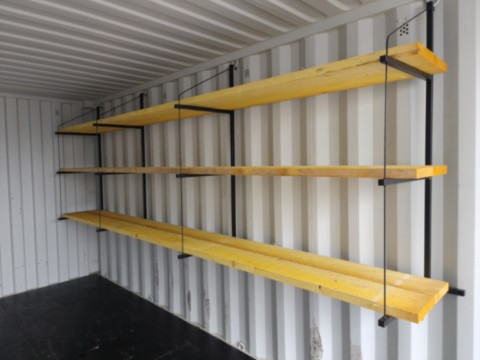 Vue d’ensemble des étagères amovibles en acier sur 3 niveaux, installées dans un conteneur maritime 20 pieds, sans modification de la structure. 